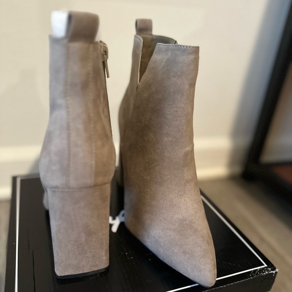 New in Box Quipid Gray Ankle Boots, Size 8 with Sleek Heels and Side Zipper - Picture 8 of 8